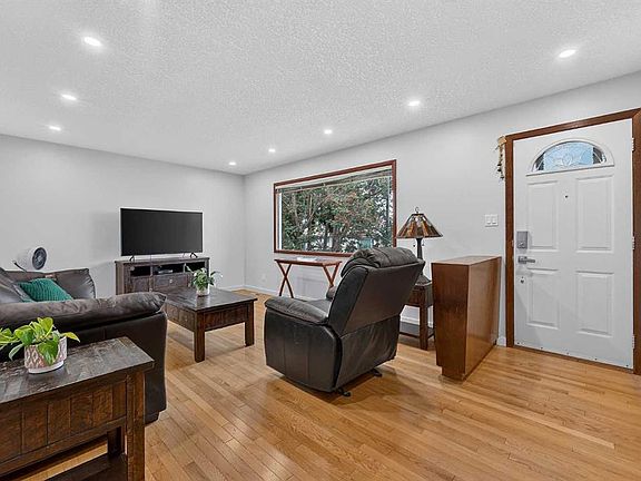 3rd image of 1032 SW Mayland Dr NE