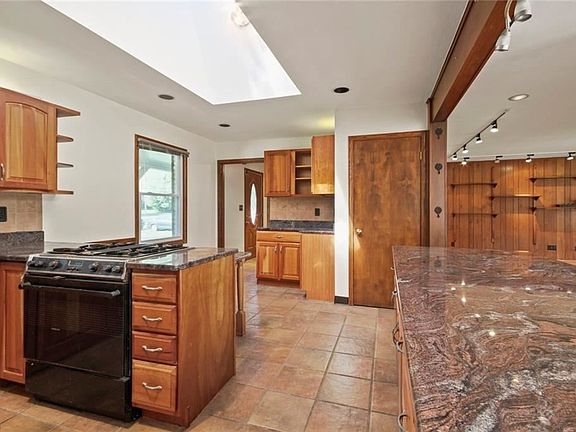 5th image of 612 Northlawn Dr