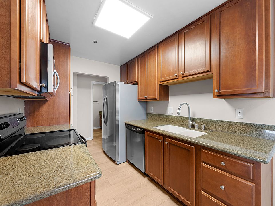 Kitchen Right Dishwasher, Disposal, Water and Ice In Door Of Fridge.