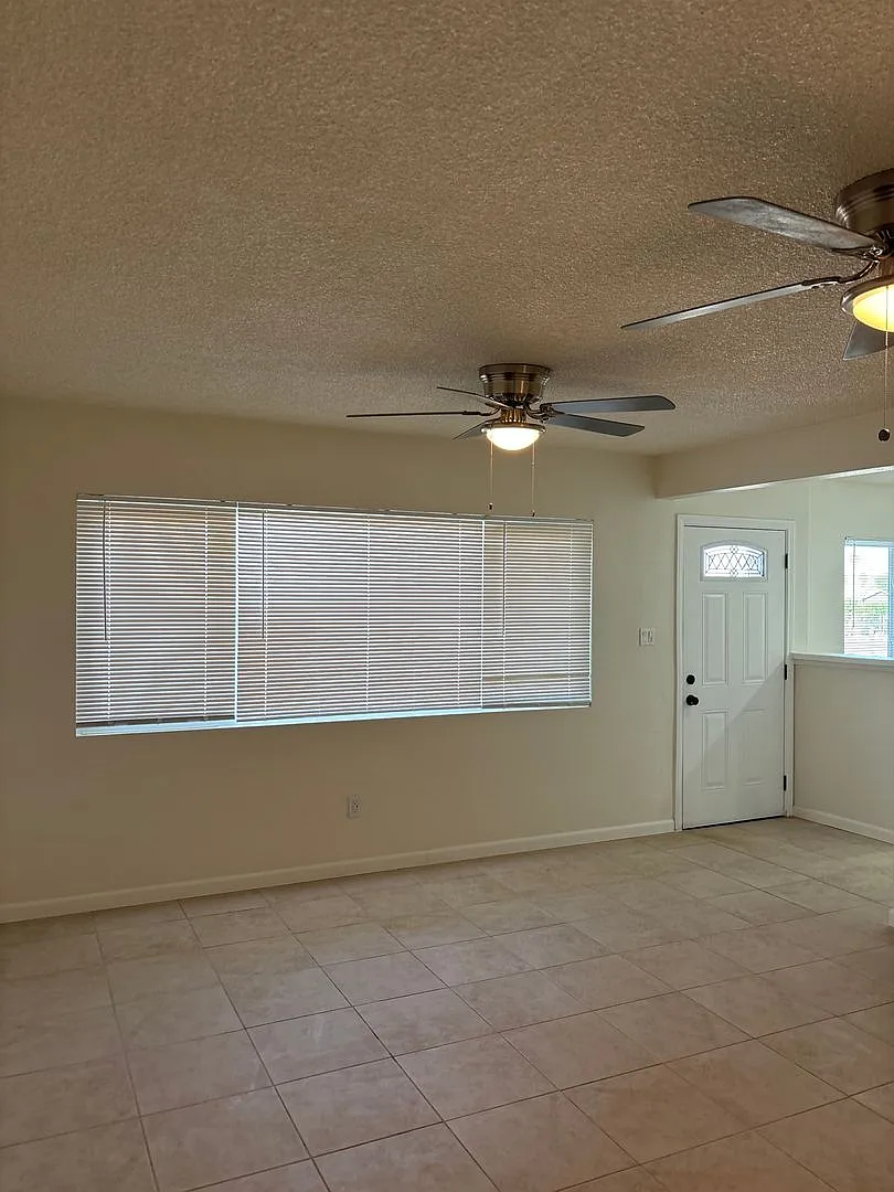 3 bedroom/1 Bathroom ready now! — Photo 3