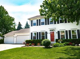 2 Crows Nest Ct, Grayslake, IL 60030