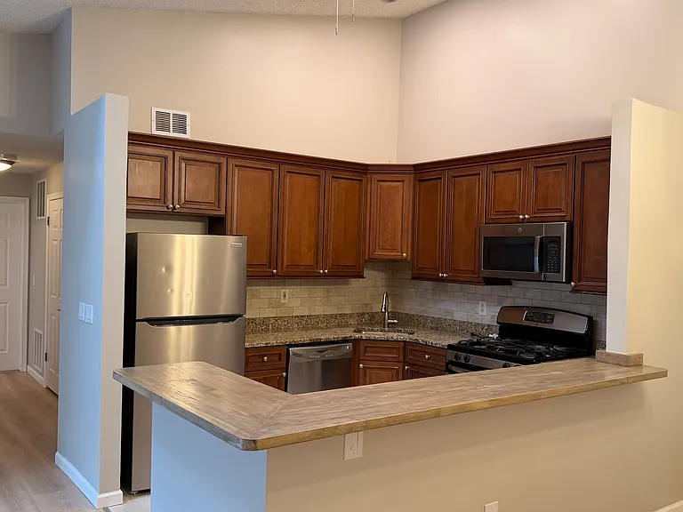 602 Lilac Ln #602 — Photo 3