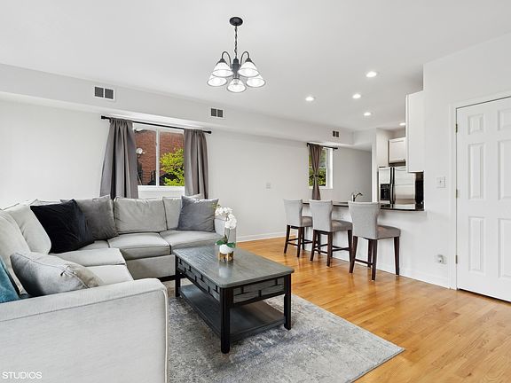 3rd image of 515 S Western Ave APT 3