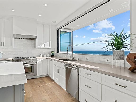 5th image of 546 Beach Dr