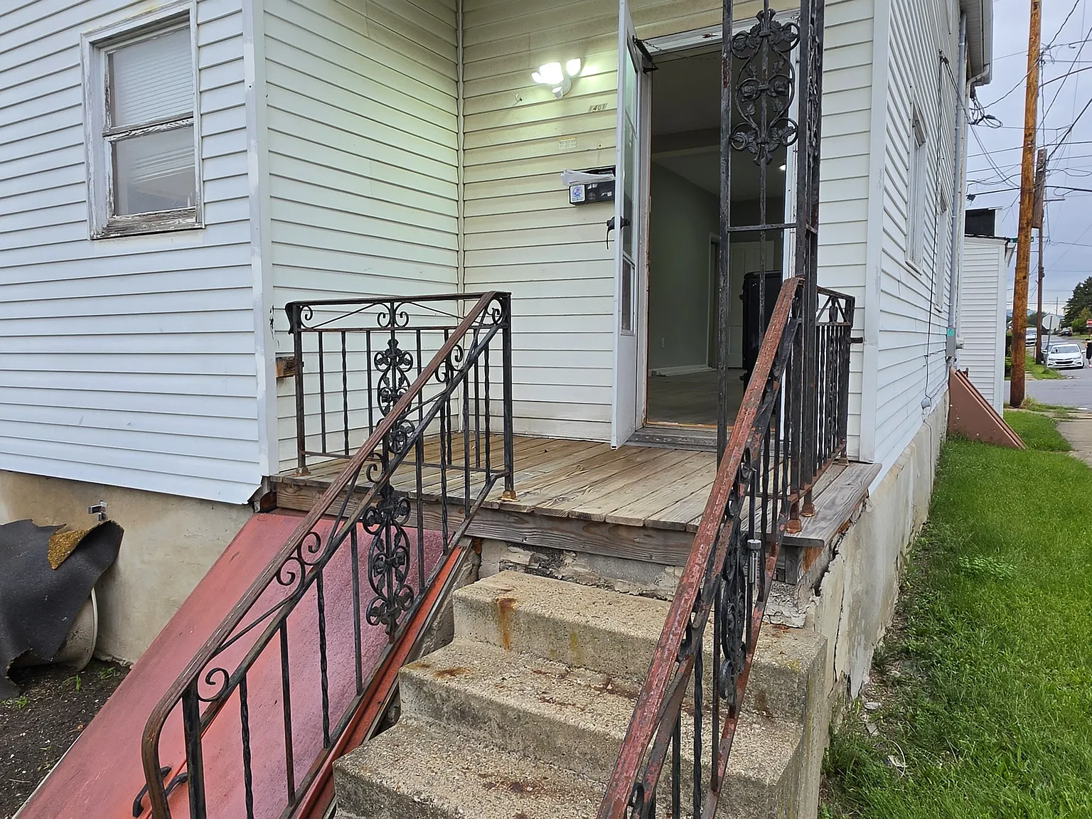 3 bed, 1100 sqft, $1,300 — Photo 1