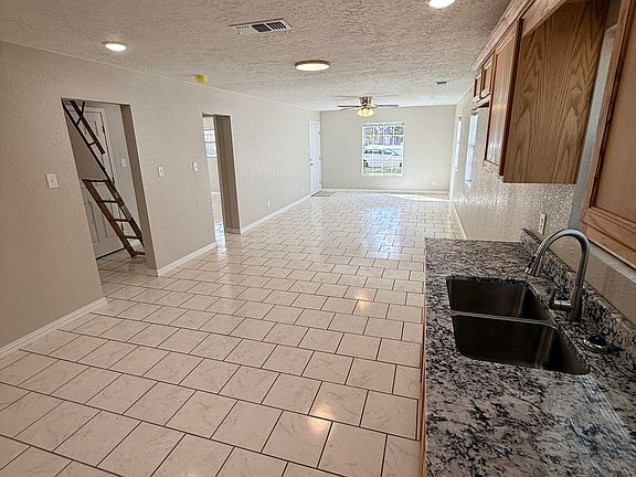 4th image of 815 Ross St