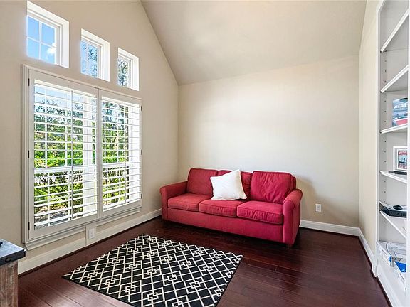 4th image of 27 S Greenprint Cir
