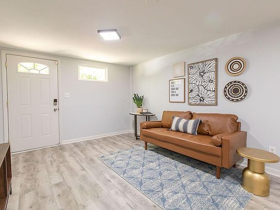 3rd image of 906 Patricia Dr