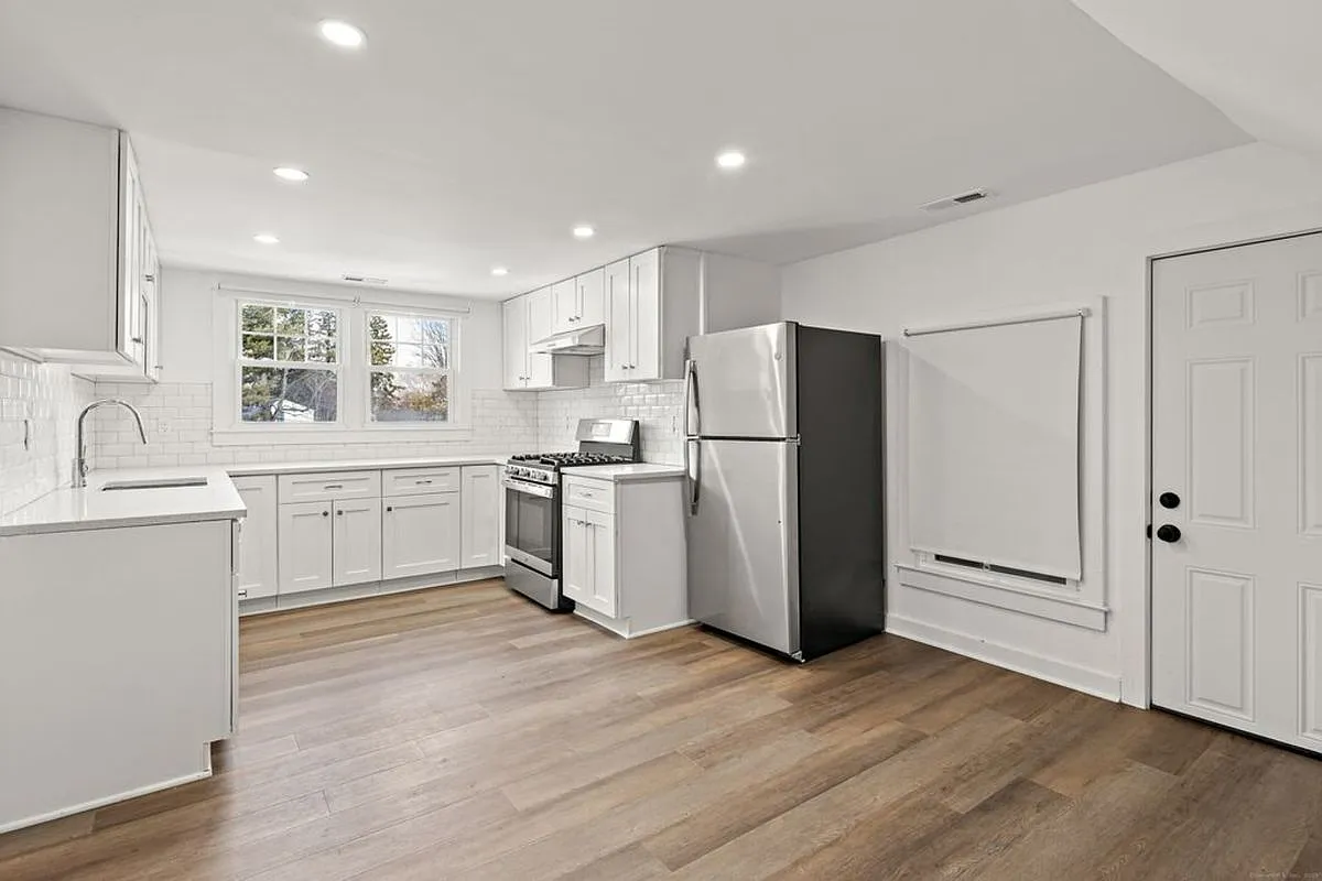 2 bed, 1.0 bath, 900 sqft, $3,200 — Photo 4