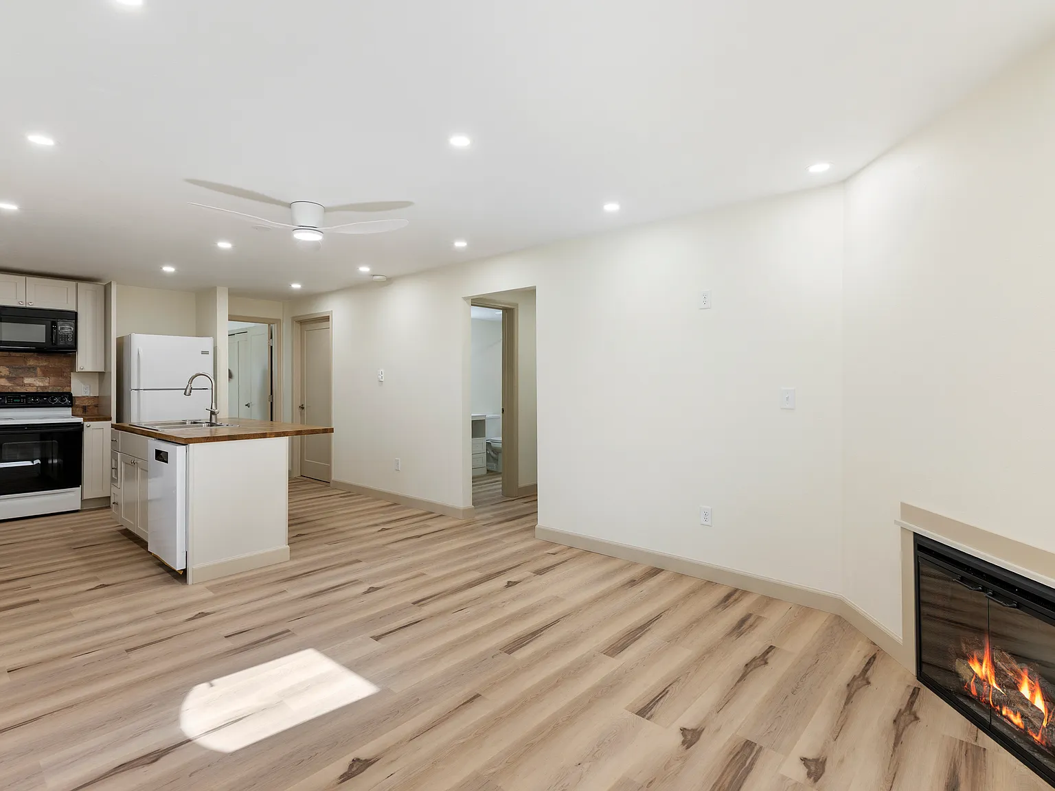 2 bed, 900 sqft, $1,805 — Photo 3