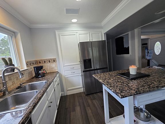 4th image of 20807 Park Dr