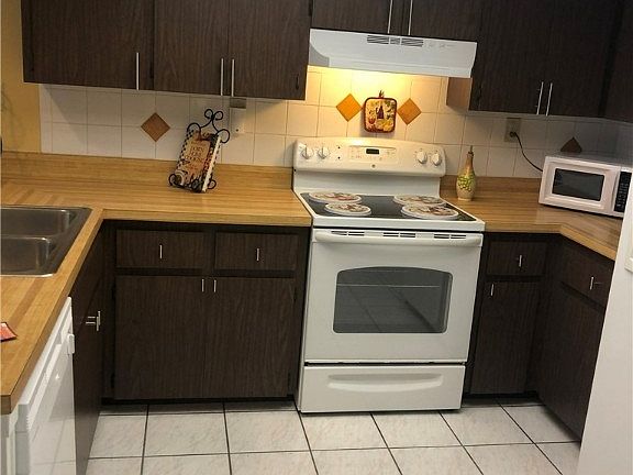 4th image of 1031 SE 9th St APT 4