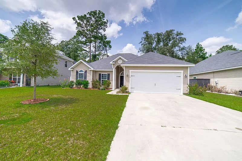 4 bed, 2.0 bath, 1651 sqft, $2,300 — Photo 2