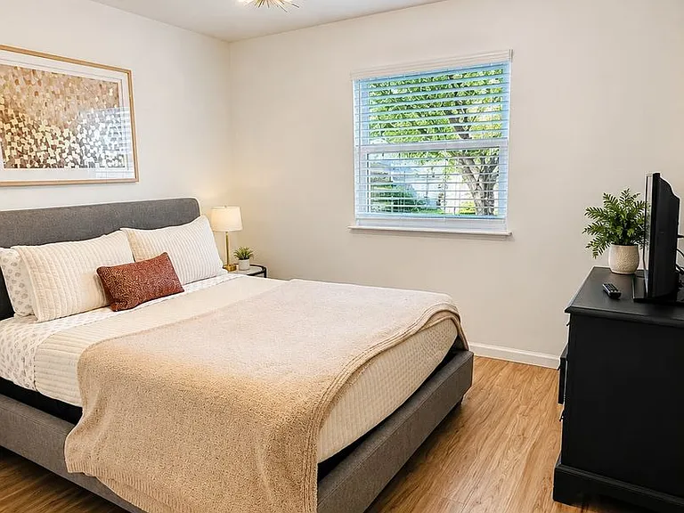 11004 Jordan Ln — Photo 10