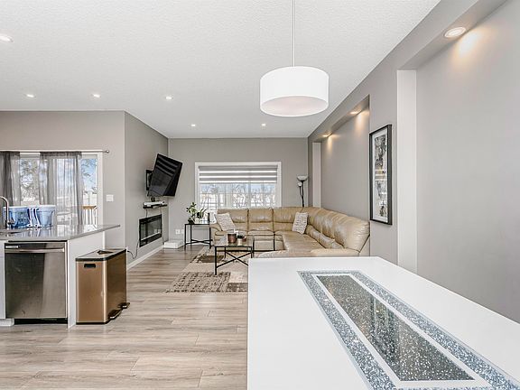 4th image of 7322 Chivers Cres SW