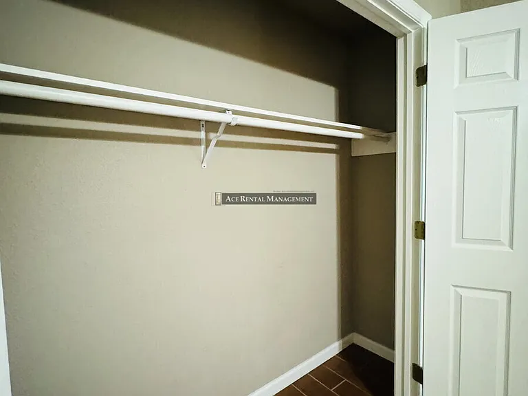 Pine Shadows Duplex Apartments — Photo 18
