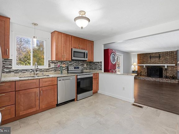 5th image of 6410 Killarney St