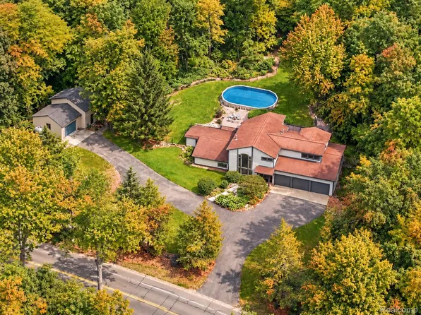 9319 Faussett Rd, Fenton, MI 48430