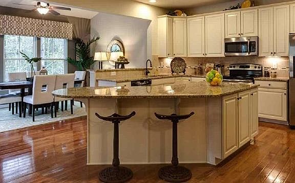 Kitchen and breakfast area