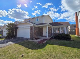 1013 E Meadow Lake Dr, Palatine, IL 60074