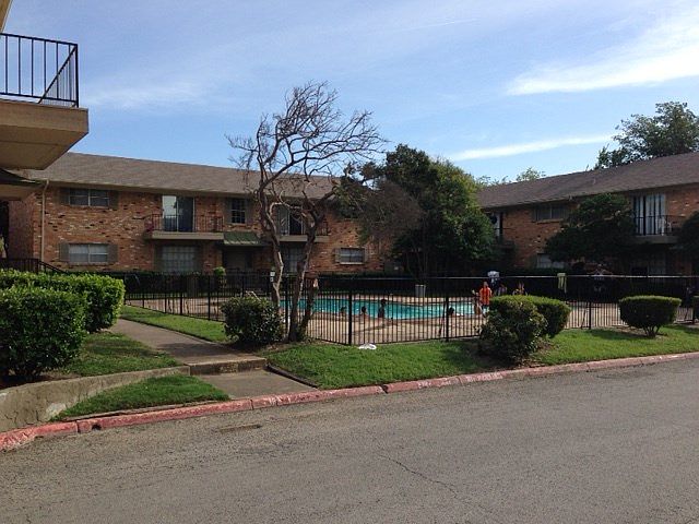 2nd image of 3611 Parkridge Dr APT 102