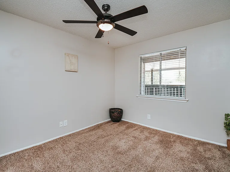 Parkwood Apartments — Photo 17