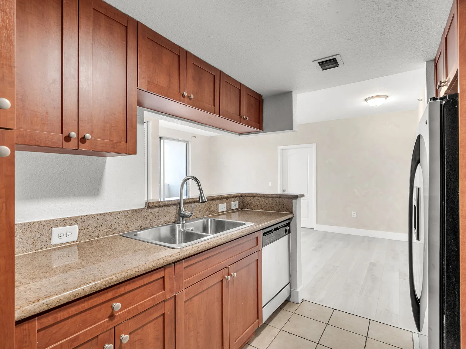2 bed, 984 sqft, $2,800 — Photo 2