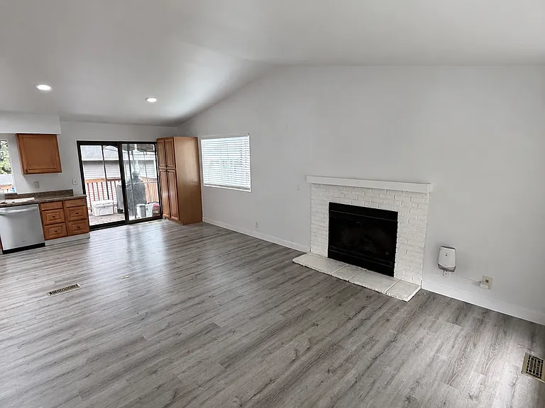 13803 SE 195th Ct — Photo 3