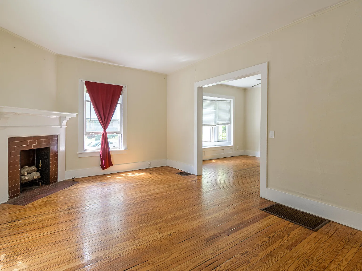 3 bed, 1.5 bath, 1410 sqft, $2,000 — Photo 3