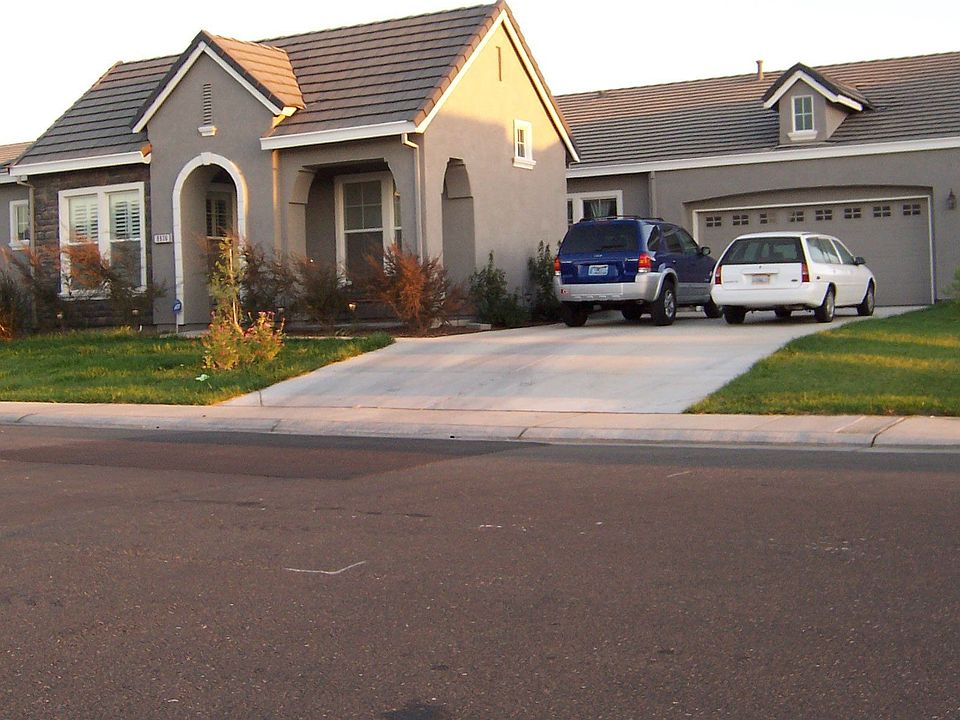 4 parking space 3 car garage 