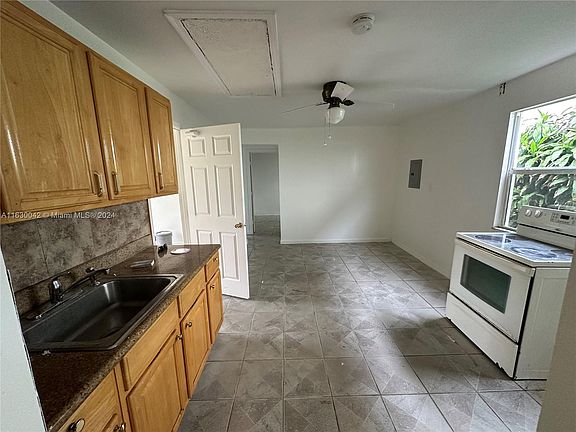 5th image of 2742 Pierce St