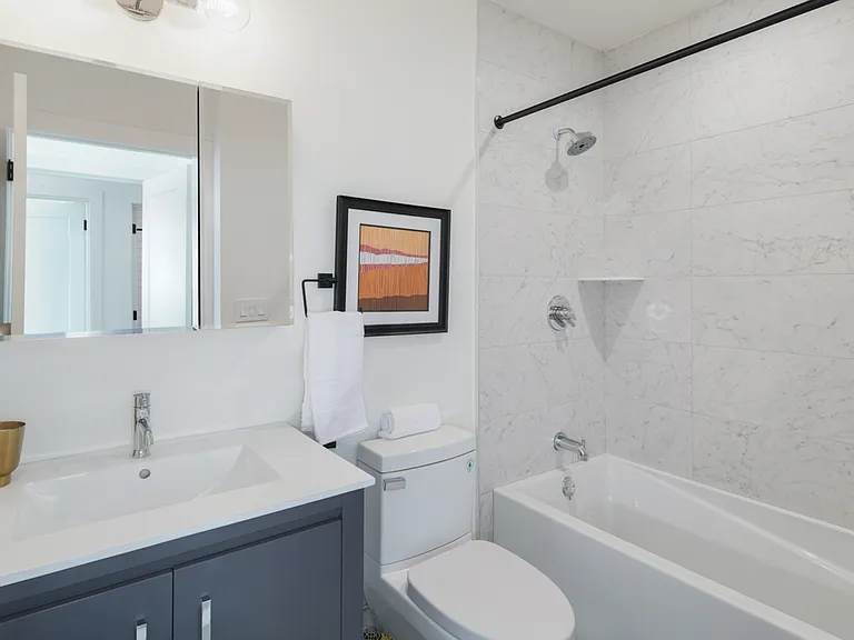 Stunning Apartment on Snyder Ave — Photo 11