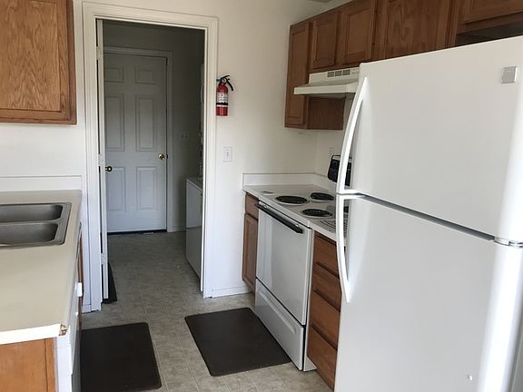 4th image of 3907 Village Dr