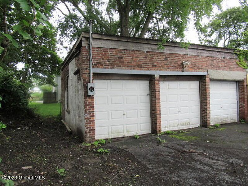2nd image of 636 Livingston Avenue