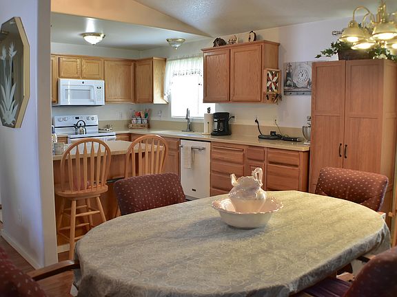 5th image of 922 NE Snowberry St