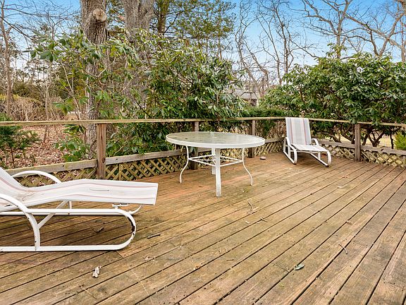 5th image of 27 Pin Oak Ln