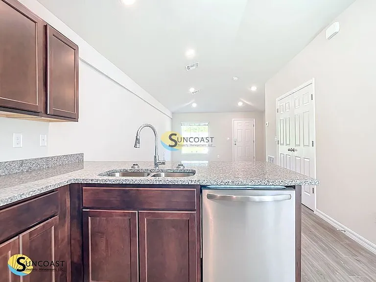 290 Longley Dr — Photo 6