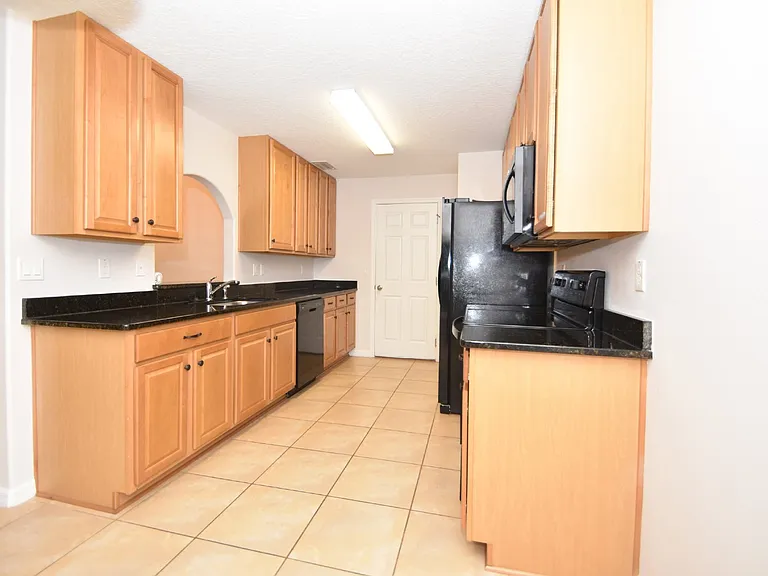 34 Renshaw Dr — Photo 9