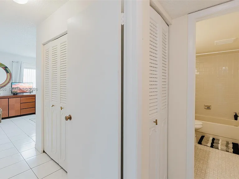 424 SE 10th St #204 — Photo 30