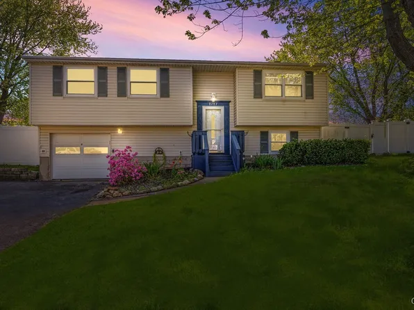 8287 Redwing Dr, Liverpool, NY 13090