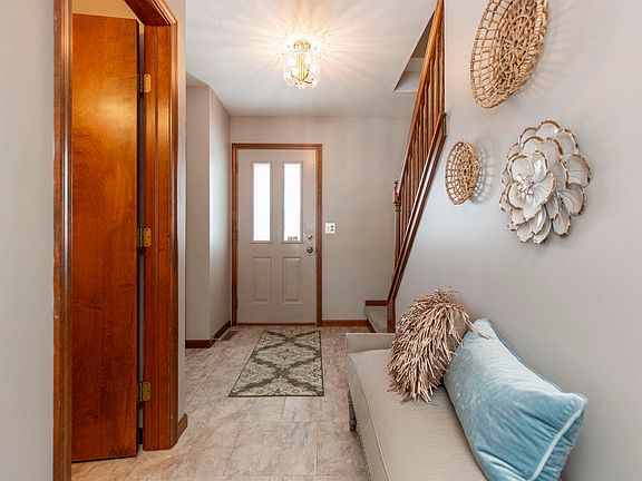 3rd image of 59715 Thornberry Ct