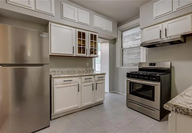 211 W Burgess St — Photo 25