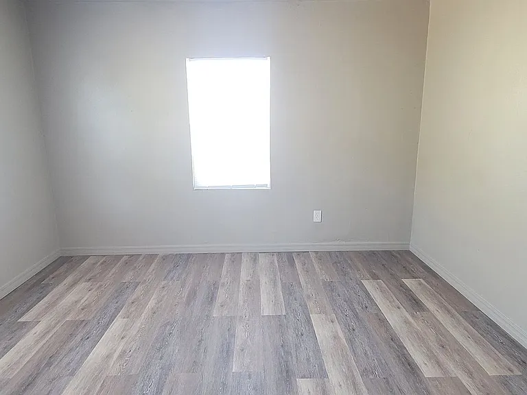 805 S Avenue C — Photo 13