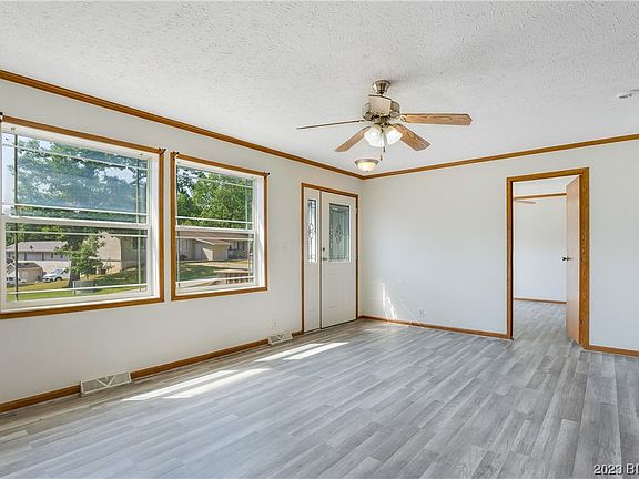 5th image of 110 Adams Dr
