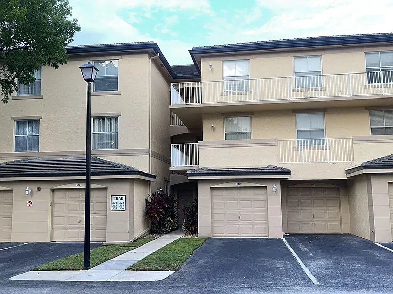 2060 Greenview Shores Blvd #305 — Photo 2