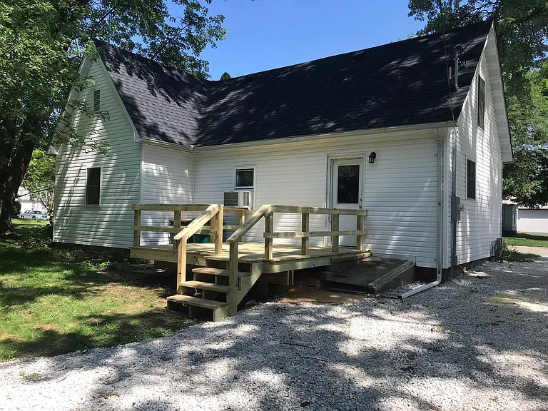 121 N White St — Photo 1