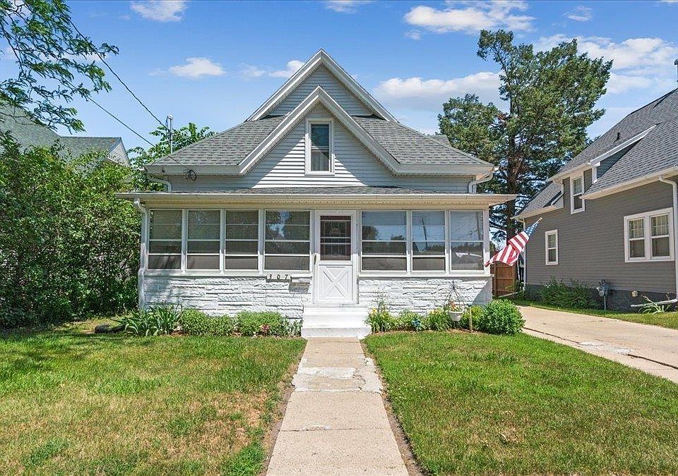 1st image of 307 1st St NE