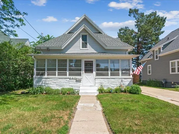 307 1st St NE, Oelwein, IA 50662