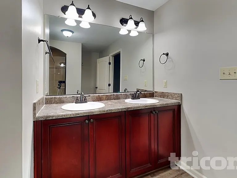 8015 Battle St — Photo 8