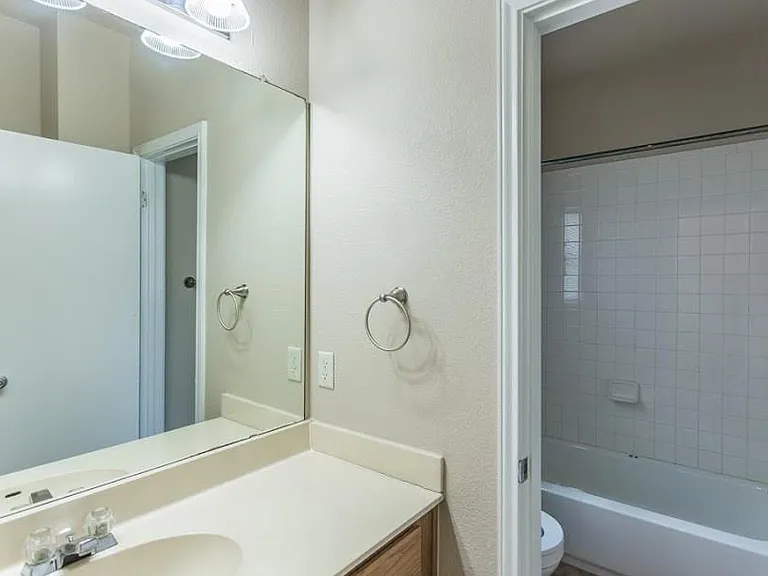 FULL BATHROOM #2